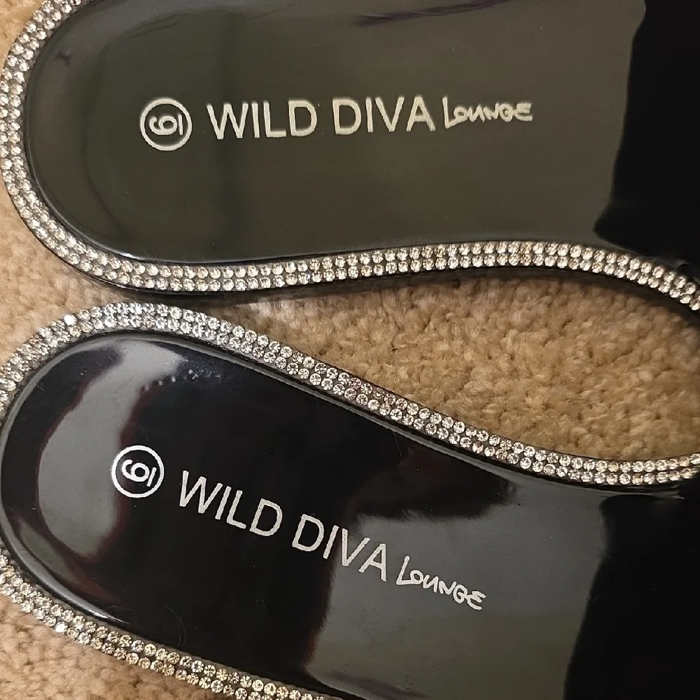 WILD DIVA Lounge Size 6 Black Sandals with Silver Studs & Rinestones - Picture 2 of 15
